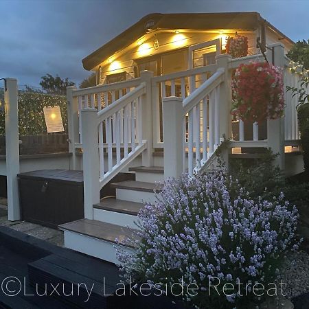 Lakeside Retreat With Hot Tub & Fishing Peg At Tattershall Lakes Country Park Hotel Kültér fotó