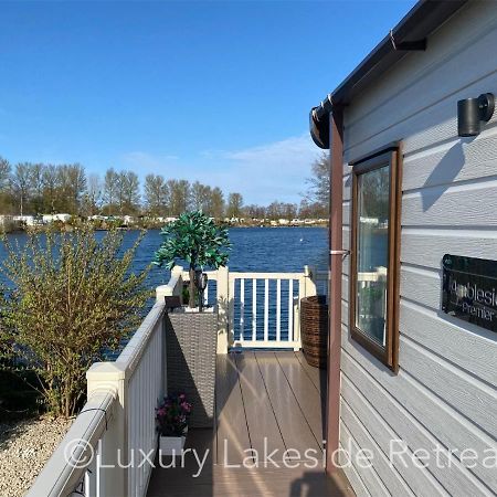 Lakeside Retreat With Hot Tub & Fishing Peg At Tattershall Lakes Country Park Hotel Kültér fotó