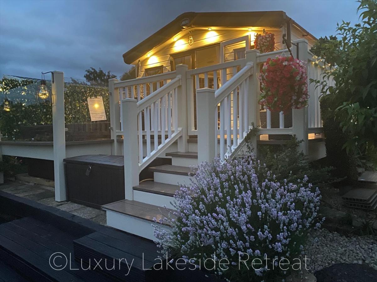 Lakeside Retreat With Hot Tub & Fishing Peg At Tattershall Lakes Country Park Hotel Kültér fotó