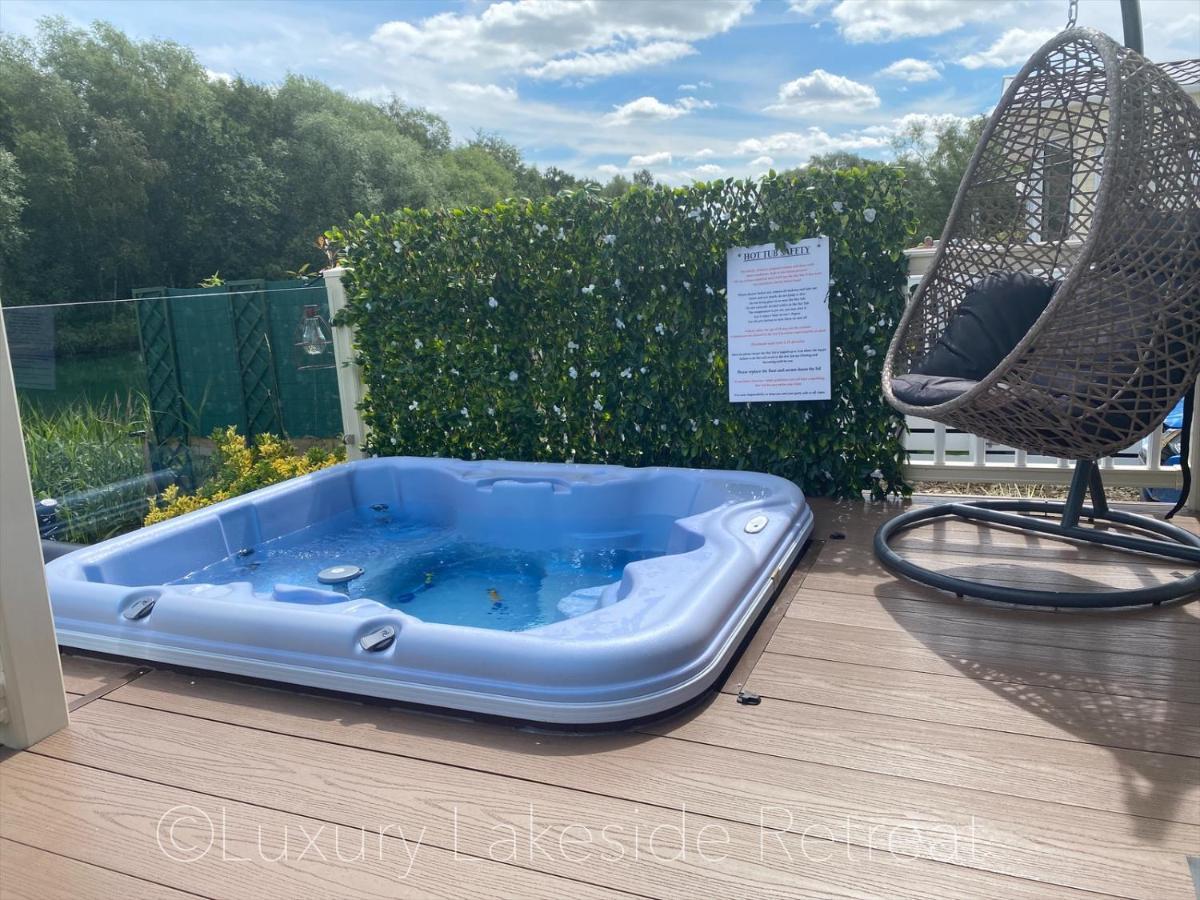 Lakeside Retreat With Hot Tub & Fishing Peg At Tattershall Lakes Country Park Hotel Kültér fotó