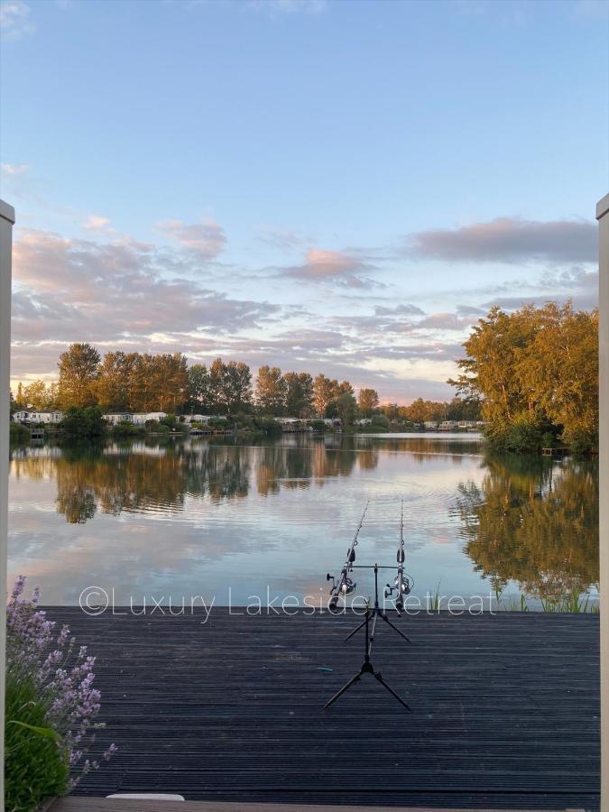 Lakeside Retreat With Hot Tub & Fishing Peg At Tattershall Lakes Country Park Hotel Kültér fotó