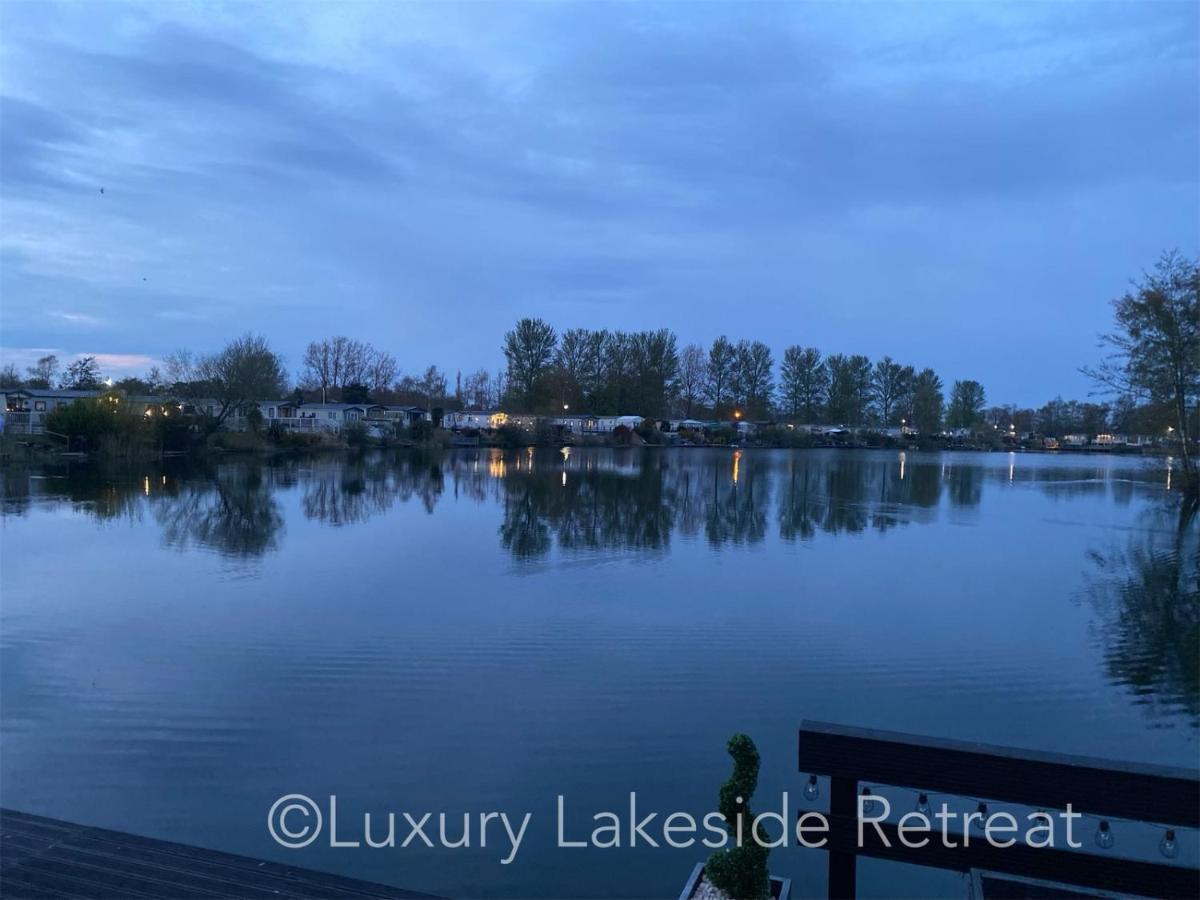 Lakeside Retreat With Hot Tub & Fishing Peg At Tattershall Lakes Country Park Hotel Kültér fotó