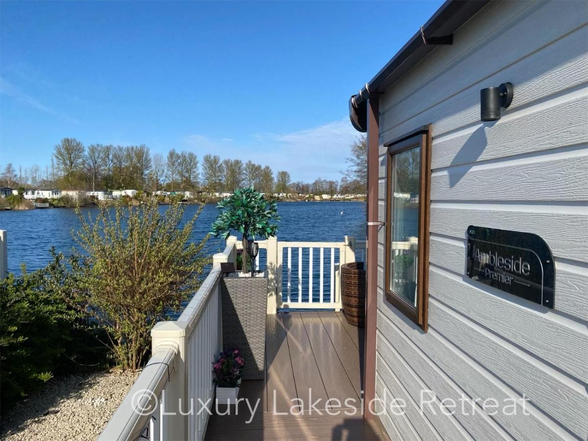 Lakeside Retreat With Hot Tub & Fishing Peg At Tattershall Lakes Country Park Hotel Kültér fotó