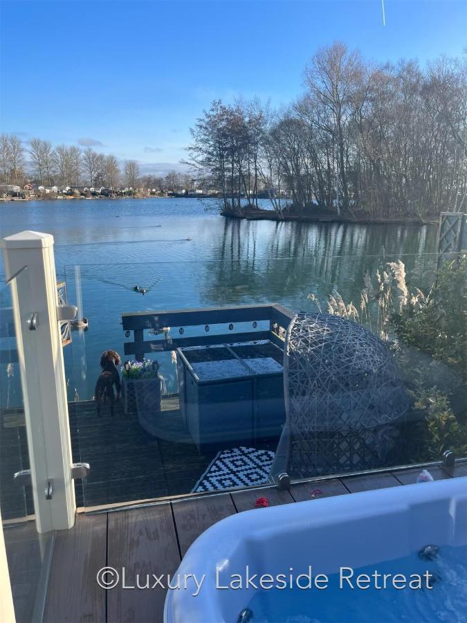 Lakeside Retreat With Hot Tub & Fishing Peg At Tattershall Lakes Country Park Hotel Kültér fotó